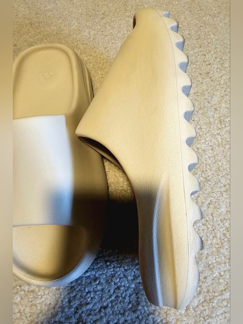 Yeezy Slides - Picture 3 of 8